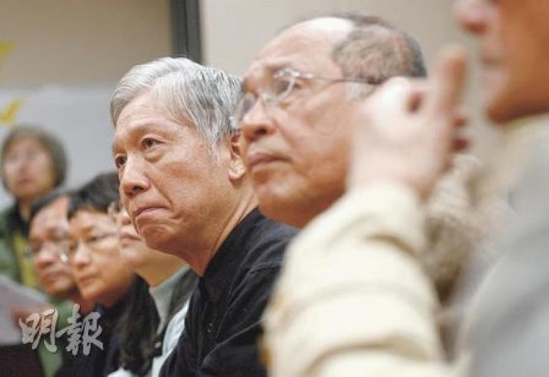 治喪委員會召集人朱耀明（右二）表示，由於聖安德烈堂場地有限，希望市民出席華叔的安息禮拜時，只帶備一枝花。右一為治喪委員會成員岑建勳。（林振東攝）治喪委員會成員昨日到尖沙嘴聖安德烈堂視察兩小時，商議華叔喪禮的各項安排。（何朝財攝）
