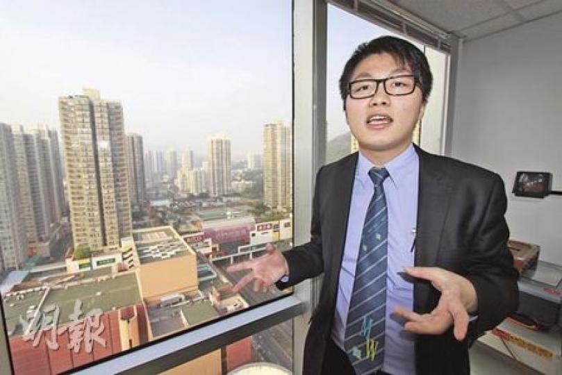 去年僅23歲之齡便在屯門區買入人生第一個細單位收租的祥益地產代理林海鈞認為，若能力許可應盡早置業，因在香港始終是供樓勝於租樓。（陳志偉攝）