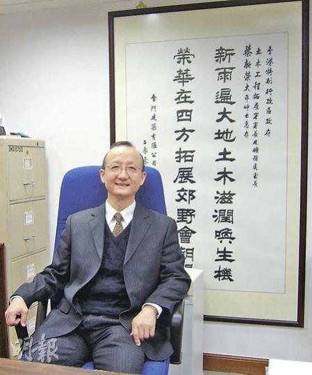 土木工程拓展署長蔡新榮（圖）即將結束32年公務員生涯。他昨在臨別崗位前表示，希望公眾不要因為「填海心結」而窒礙本港未來發展，應討論維港以外地方填海的可能性。（黃靜雅攝）