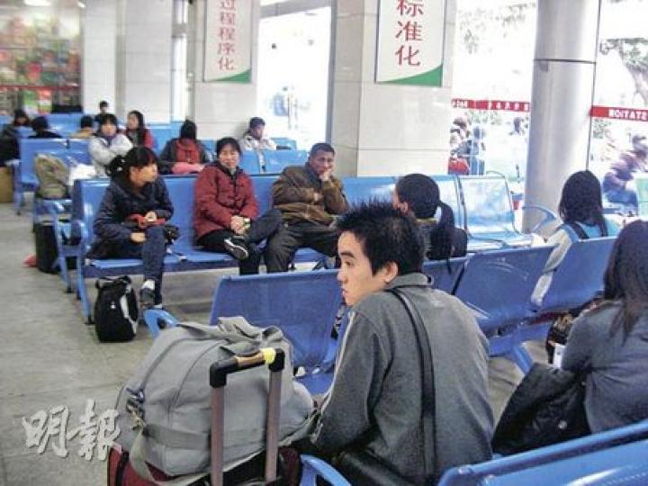 深圳寶安車站昨日開往貴州的車仍未恢復正常，相信今天會回復正常。昨日所見候車大廳未有前往貴州的乘客大批滯留。（明報記者攝）