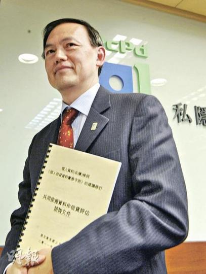 私隱專員公署倡議正面按揭資料納入信貸資料庫共用，議員轟進一步犧牲客戶個人資料，憂銀行取得太多客戶個人資料作不當用途。個人資料私隱專員蔣任宏強調，資料不會用作直銷用途。（劉焌陶攝）署理銀行公會主席、中銀香港副執行總裁林炎南稱，把正面按揭資料納入共用範圍，優質客戶可以取得更低按息。（劉焌陶攝）