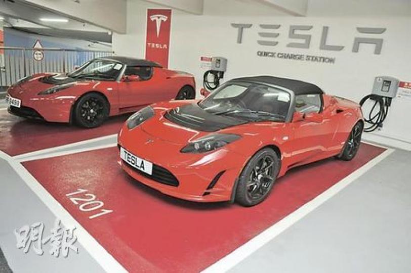 合和與電動車品牌TESLA合作，在合和中心停車場設置電動車充電設施，免費提供予車主使用。（陳淑安攝）合和資產管理有限公司董事梁庇世透露，利東街項目已展開工程，料可在2014年落成，屆時除了地面步行街外，亦會有地下隧道連接合和中心至灣仔港鐵站。（陳淑安攝）
