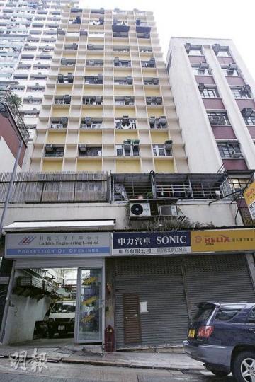 孫健寧的地舖疑被租霸光顧，門牌掛上「申力汽車」的招牌，店舖長期關門。孫健寧因地舖拖欠維修及管理費，一度被申請破產，更被破產管理署徵收231萬元費用。上訴庭昨裁定大幅減少收費，孫只需付出約11萬元。（李紹昌攝）（明報製圖）