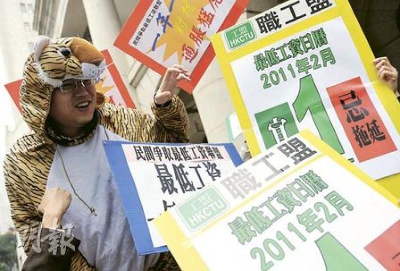 職工盟李卓人提出修訂，希望將最低工資的實施日期由今年5月1日提前至2月1日，讓打工仔早點受惠，但有關修訂遭否決。（朱永倫攝）立法會昨日通過最低工資的附屬法例，今年5月1日起本港將實施最低工資，時薪為28元。圖為社民連梁國雄提出要求廢除28元工資水平的修訂，但只有社民連的3名議員舉手支持。（朱永倫攝）
