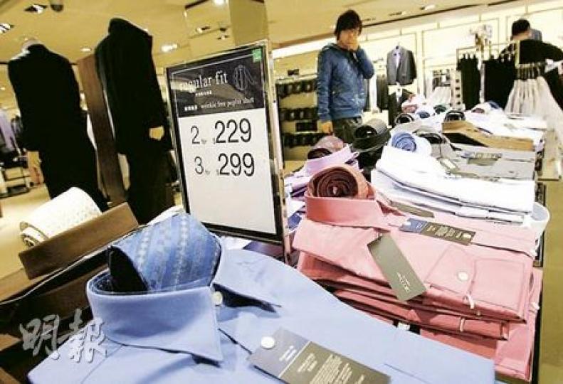 G2000這款有16款顏色的王牌防縐恤衫，過去一段長時間以99元一件出售。但集團主席田北辰指出，因過去9個月純棉布料價格急升，故現時要買3件才享299元優惠（即平均每件維持不足100元），但今年稍後將要加價。（林振東攝）縱橫二千集團主席田北辰表示，在G2000店內最受顧客歡迎的這款防縐恤衫，多年來力守99元的售價，但在純棉布料成本勁升五六成情况下，今年肯定要加價。（葉漢華攝）