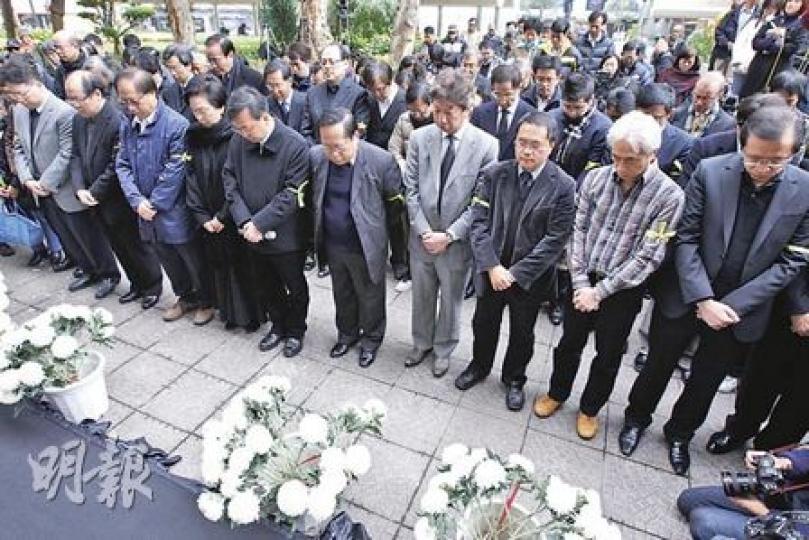民建聯直至傍晚，才派出葉國謙（左二）和陳克勤（左一）簽署弔唁冊，葉國謙認為政府應讓王丹及吾爾開希來港悼念華叔。（朱永倫攝）工聯會王國興原稱可考慮送帛金，但得悉款項會撥歸支聯會，即顯得十分尷尬。（李紹昌攝）曾罵華叔「癌症上腦」的社民連梁國雄，昨在弔唁冊上留下魯迅詩句「歷盡劫波兄弟在，相逢一笑泯恩仇」。（李紹昌攝）