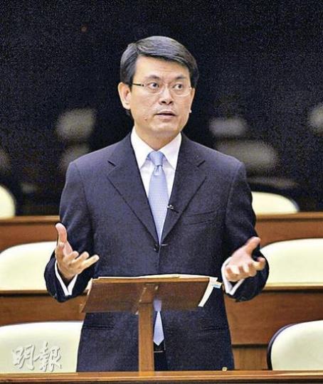 有市民批評環境局徵費減廢方案擾民，是用錢「壓」市民。環境局長邱騰華（圖）回應表示減廢要多管齊下，單用經濟方法只會惹市民反感，但沿用現在堆填的方法亦不能解決問題。圖為他出席立法會的情况。（朱永倫攝）
