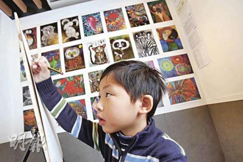 採訪當日，小畫家劉見之即席繪畫中環景致，「今日要畫中環，因為我鍾意去會展」。（陳智良攝）