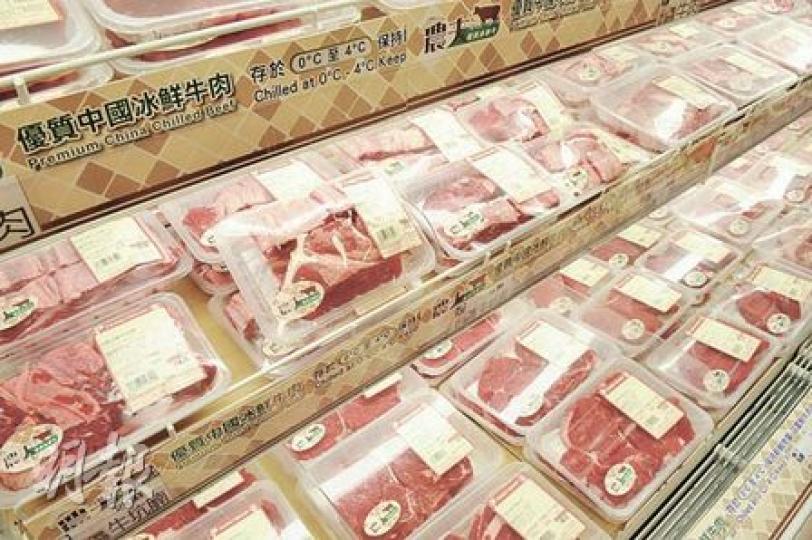較新鮮牛肉每斤便宜10多元的冰鮮牛肉昨正式應市，但目前只在部分超級市場出售，有街市凍肉店批評，供應商只供貨給大集團，對零售店不公平。（陳淑安攝）