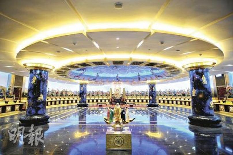 元辰殿採現代化設計，殿內四支大柱象徵「天圓地方」，圖中的「五行運轉護香江」旋轉雕刻由嗇色園主席李耀輝設計，雕刻上有5尊代表五行的道祖，各人腳踏紫荊花形銅台，圍着中間的道祖長旋轉。中央設「星象天幕」（藍色部分），藉3萬條電線與上百顆節能LED燈呈現春秋兩季星象。（葉漢華攝）