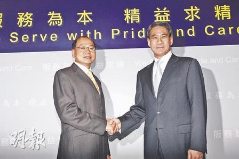 警務處下周二起改朝換代,現任警務處長鄧竟成(右)展開正式退休前休假,由現任副處長(行動)曾偉雄(左)接任,預計其任期有5年多,會是任期最長的「一哥」之一。圖為兩人在記者會上握手。(李紹昌攝)(明報製圖) 警務處下周二起改朝換代,現任警務處長鄧竟成(右)展開正式退休前休假,由現任副處長(行動)曾偉雄(左)接任,預計其任期有5年多,會是任期最長的「一哥」之一。圖為兩人在記者會上握手。(李紹昌攝)(明報製圖)