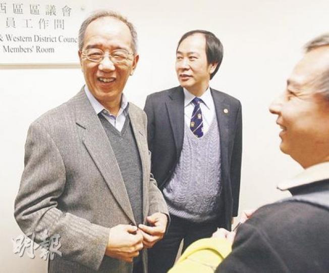 林超雄（左）昨日代表哥哥林超英出席區議會，林家三兄妹同為英皇書院校友，他強烈要求教育局收回英皇縮班方案。（林振東攝）教育局副秘書長葉曾翠卿（中）昨日出席中西區區議會，英皇書院同學會小學及英皇書院同學會小學第二校校監李傑之（左）及區議員陳財喜（右）遞信要求豁免英皇縮班。（林振東攝）