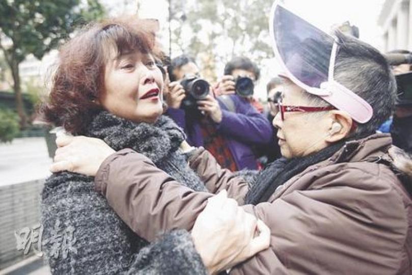 有市民昨到立法會外簽署弔唁冊,向華叔躬鞠後痛哭起來,民主黨義工「何姨」(右)上前安慰,着對方不要過分悲傷。(郭慶輝攝)雖然天氣寒冷,但市民昨日繼續在立法會門外排隊,輪候在華叔的弔唁冊上留言,當中由白領到長者都有。(郭慶輝攝)六四民運領袖王丹及吾爾開希早前表明希望來港送司徒華最後一程,但至今仍未獲政府答覆。公民黨魁余若薇,立法會議員梁家傑、陳淑莊和吳靄儀等約10人,昨日手持「民運人士有權入境參加司徒華悼念活動」的橫額,由立法會門外遊行至政府總部,要求特首基於人道及人權立場,容許王丹、吾爾開希等民運 有市民昨到立法會外簽署弔唁冊,向華叔躬鞠後痛哭起來,民主黨義工「何姨」(右)上前安慰,着對方不要過分悲傷。(郭慶輝攝)雖然天氣寒冷,但市民昨日繼續在立法會門外排隊,輪候在華叔的弔唁冊上留言,當中由白領到長者都有。(郭慶輝攝)六四民運領袖王丹及吾爾開希早前表明希望來港送司徒華最後一程,但至今仍未獲政府答覆。公民黨魁余若薇,立法會議員梁家傑、陳淑莊和吳靄儀等約10人,昨日手持「民運人士有權入境參加司徒華悼念活動」的橫額,由立法會門外遊行至政府總部,要求特首基於人道及人權立場,容許王丹、吾爾開希等民運