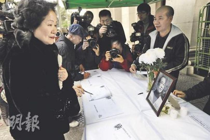 前政務司長陳方安生（左）昨日稱讚司徒華是「真正愛國者」，堅持自己的信念和原則，對他非常敬佩，認為年輕人應向華叔學習。（何家達攝）
