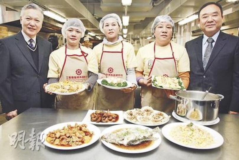 僱員再培訓局今年拓展上門煮賀年飯服務，昨安排3名家務助理（黃衫者）示範烹調8餸1湯。再培訓局主席伍達倫（左一）、行政總監吳家光（右一）試食後大讚「好味抵食」。（陳智良攝）（明報製圖）