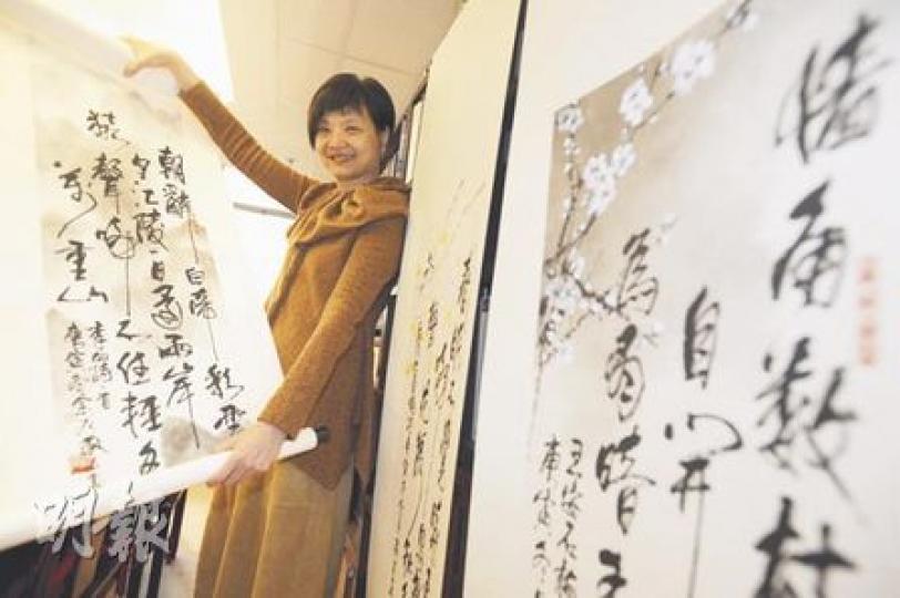 余若薇談及字畫便格外高興，向記者展示4幅已完成作品，一時談及畫梅花的心得，一時又說畫山水畫時要先想像意境，更自豪地說每幅作品只需半小時便完成。（朱永倫攝）
