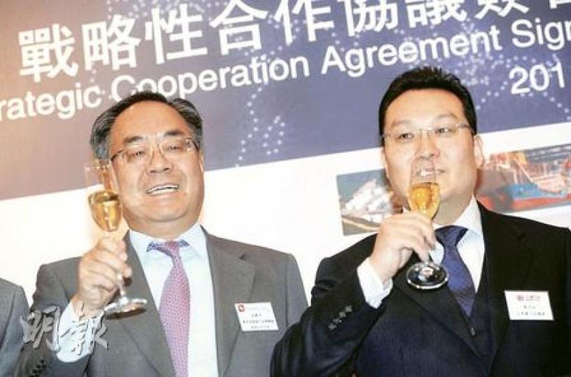 國開行香港分行行長狄衛平（左）指出，今年國開行在港發行人債規模將多於去年。右為光匯石油 ( 控股 ) 有限公司主席兼行政總裁薜光林。（朱永倫攝）