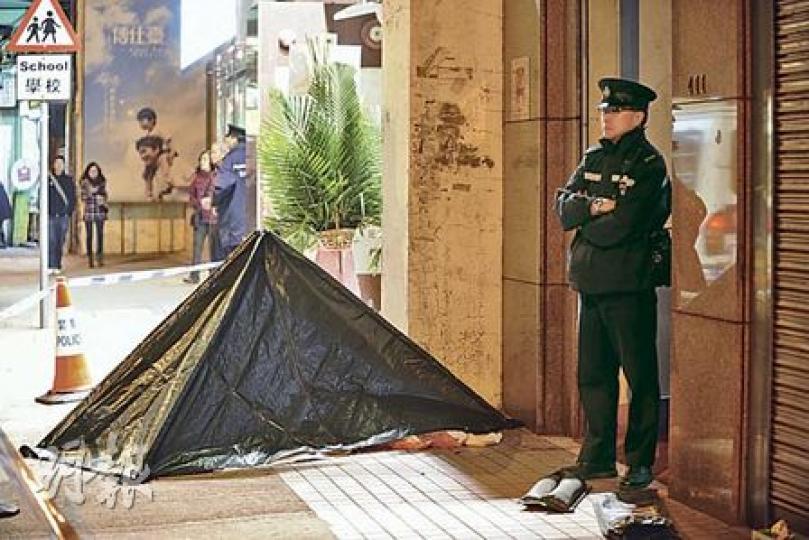 恐怖分屍兇殺案中,死者屍體被人拋落街,需以帳篷遮蓋及警員看守,等候法醫驗屍。(樊銳昌攝) 恐怖分屍兇殺案中,死者屍體被人拋落街,需以帳篷遮蓋及警員看守,等候法醫驗屍。(樊銳昌攝)