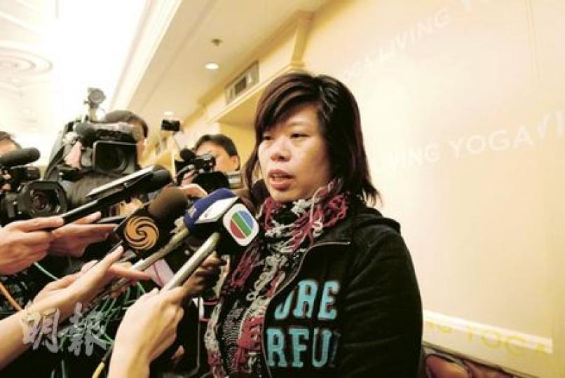 陳小姐 去年10月參加一年計劃，會費5100元——「最近常有穿西裝人士巡視，瑜伽班亦一直減少，早有預感會停業，以往太多類似事件……（會否擔心無法追討？）平常心，追到就追，追唔到都無辦法，反而有朋友交咗3萬幾蚊參加咗永久會籍，仲慘。」（梁婉珊攝）馮女士 入會數月，最近交了500元會費——「最近店內多咗外表唔似參加瑜伽班嘅人出現，加上早前太多類似事情校（突然結業）發生，早感到唔妥……我無一次過交太多會費，但最好追得返，幾百蚊都好。」（雲錦鋒攝）