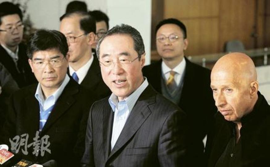 西九董事局主席唐英年(中)強調,謝卓飛辭職純粹是健康理由,不可和前年程少泉以私人理由辭職混為一談。旁為董事局成員盛智文(右)及單仲偕(左)。(朱永倫攝) 西九董事局主席唐英年(中)強調,謝卓飛辭職純粹是健康理由,不可和前年程少泉以私人理由辭職混為一談。旁為董事局成員盛智文(右)及單仲偕(左)。(朱永倫攝)