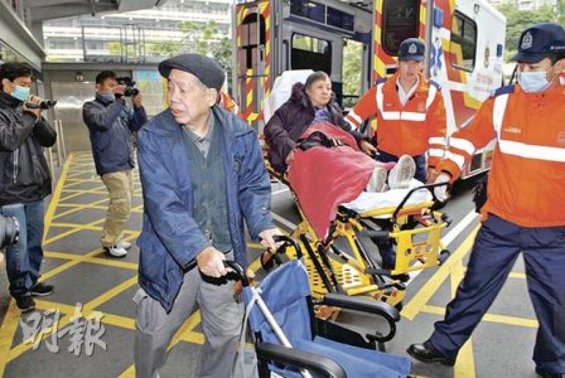 遭客貨車撞倒險捲入車底的輪椅老婦，幸僅輕傷，由丈夫陪同送院治理後無大礙。（屈俊樂攝）