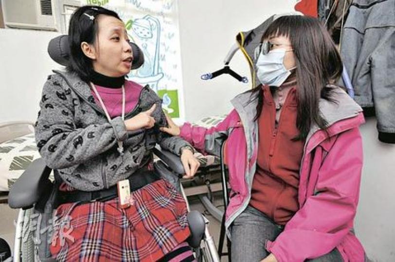 罕有多發性硬化症病人鍾燕玲（左）及陳小姐（右），兩人不符合撒瑪利亞基金申請資格，前者沒錢購買干擾素，後者每月靠丈夫節衣縮食掏荷包7000元購買針藥。（何家達攝）