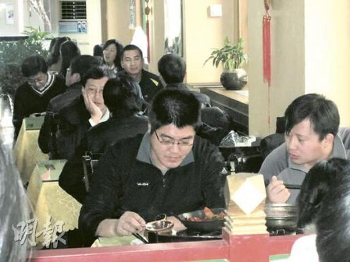 在北京一些餐館,既不見禁煙標誌,食客隨意吞雲吐霧,亦無人制止。(劉洪慶攝) 在北京一些餐館,既不見禁煙標誌,食客隨意吞雲吐霧,亦無人制止。(劉洪慶攝)
