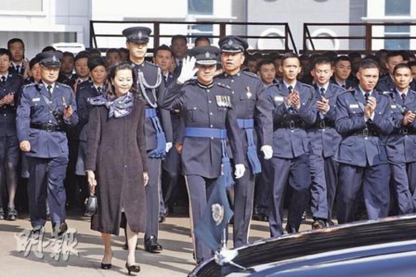 警務處長鄧竟成(舉手者)昨日最後一次以「一哥」身分出席警察學院結業會操,離開前他向在場警員致敬。(李紹昌攝)最後一次以警務處長身分出席學警結業禮的鄧竟成(中),昨由太太(左二)及3名兒子陪同出席。左一為次子鄧智遠、右一及右二分別是么子鄧智兆及長子鄧智安。(李紹昌攝)昨日警校結業典禮加入新元素,包括首次有女學警「陀槍」,典禮尾聲學警跟隨長官的司令,拿起頭上的警帽,大叫三聲「hurrah」,這亦不是常見的儀式。(李紹昌攝) 警務處長鄧竟成(舉手者)昨日最後一次以「一哥」身分出席警察學院結業會操,離開前他向在場警員致敬。(李紹昌攝)最後一次以警務處長身分出席學警結業禮的鄧竟成(中),昨由太太(左二)及3名兒子陪同出席。左一為次子鄧智遠、右一及右二分別是么子鄧智兆及長子鄧智安。(李紹昌攝)昨日警校結業典禮加入新元素,包括首次有女學警「陀槍」,典禮尾聲學警跟隨長官的司令,拿起頭上的警帽,大叫三聲「hurrah」,這亦不是常見的儀式。(李紹昌攝)