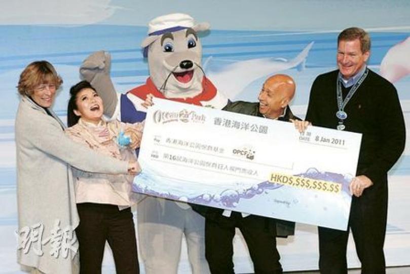 海洋公園於09/10年度向海洋公園保育基金捐贈800萬元,昨日「海洋公園保育日」的全數入場收益亦會撥捐基金,海洋公園主席盛智文(右二)向基金主席陳晴(左二)頒贈支票。(李紹昌攝) 海洋公園於09/10年度向海洋公園保育基金捐贈800萬元,昨日「海洋公園保育日」的全數入場收益亦會撥捐基金,海洋公園主席盛智文(右二)向基金主席陳晴(左二)頒贈支票。(李紹昌攝)