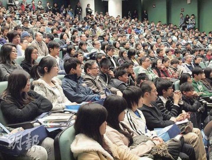 近400名會考尖子昨出席科大資訊日,迫爆會場。(鄭穎瑩攝) 近400名會考尖子昨出席科大資訊日,迫爆會場。(鄭穎瑩攝)