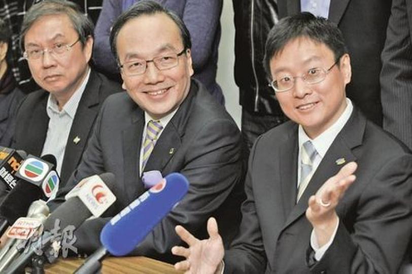 公民黨昨日舉行周年會員大會,改選新一屆領導層。右起新主席陳家洛、新黨魁梁家傑、以11票之差敗予陳家洛的鄭宇碩。(何家達攝)昨日公民黨的周年會員大會上,毛孟靜(右一)和一批黨員高舉標語,支持鄭宇碩當選主席。左起為梁家傑、余若薇。(何家達攝) 公民黨昨日舉行周年會員大會,改選新一屆領導層。右起新主席陳家洛、新黨魁梁家傑、以11票之差敗予陳家洛的鄭宇碩。(何家達攝)昨日公民黨的周年會員大會上,毛孟靜(右一)和一批黨員高舉標語,支持鄭宇碩當選主席。左起為梁家傑、余若薇。(何家達攝)