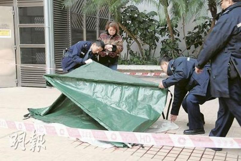 彩雲邨玉宇樓女子稱因壓力跳樓身亡,警員找來同樓女街坊協助辨認身分。(屈俊樂攝) 彩雲邨玉宇樓女子稱因壓力跳樓身亡,警員找來同樓女街坊協助辨認身分。(屈俊樂攝)
