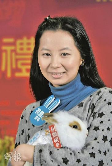阿Moon自領養兔仔Mini Mo後,始發現做人很有意義:「好似有人惜,有人等你返屋企一樣。」她表示,有這樣的改變全因Mini Mo的熱情,鍾意「跳跳紮」的性格,「見到就覺得好開心」。(葉漢華攝)香港兔友協會委員周玉霞表示,協會接收棄兔的數字不斷增加,建議經詳細考慮而決定飼養兔仔的人可選擇領養,他們可以自行挑選喜歡的兔仔,待協會批核。(葉漢華攝) 阿Moon自領養兔仔Mini Mo後,始發現做人很有意義:「好似有人惜,有人等你返屋企一樣。」她表示,有這樣的改變全因Mini Mo的熱情,鍾意「跳跳紮」的性格,「見到就覺得好開心」。(葉漢華攝)香港兔友協會委員周玉霞表示,協會接收棄兔的數字不斷增加,建議經詳細考慮而決定飼養兔仔的人可選擇領養,他們可以自行挑選喜歡的兔仔,待協會批核。(葉漢華攝)