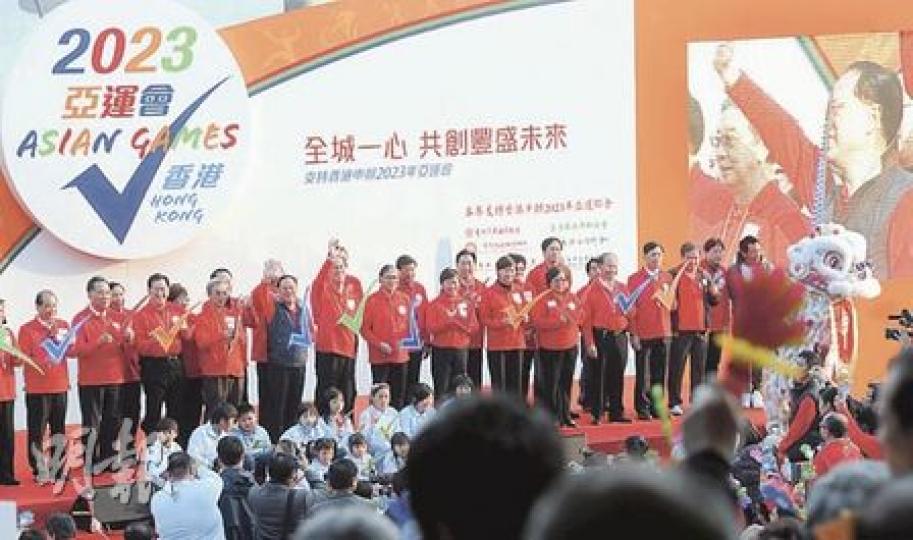 特首曾蔭權率一眾高官出席六大社團主辦的「全城一心,共創豐盛未來」申亞造勢會,承諾政府不會因辦亞運而削減民生開支。(尹錦恩攝) 特首曾蔭權率一眾高官出席六大社團主辦的「全城一心,共創豐盛未來」申亞造勢會,承諾政府不會因辦亞運而削減民生開支。(尹錦恩攝)