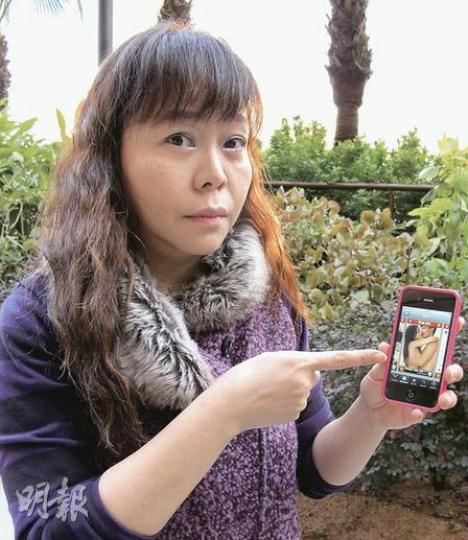 油尖旺區家長教師會聯會會長劉李偲嫣試用手上的iPhone,可輕易在街上上網,透過性趣程式瀏覽成人小說和圖片。她正聯絡多間學校家長會,聯署向蘋果公司反映問題。(蕭輝浩攝) 油尖旺區家長教師會聯會會長劉李偲嫣試用手上的iPhone,可輕易在街上上網,透過性趣程式瀏覽成人小說和圖片。她正聯絡多間學校家長會,聯署向蘋果公司反映問題。(蕭輝浩攝)
