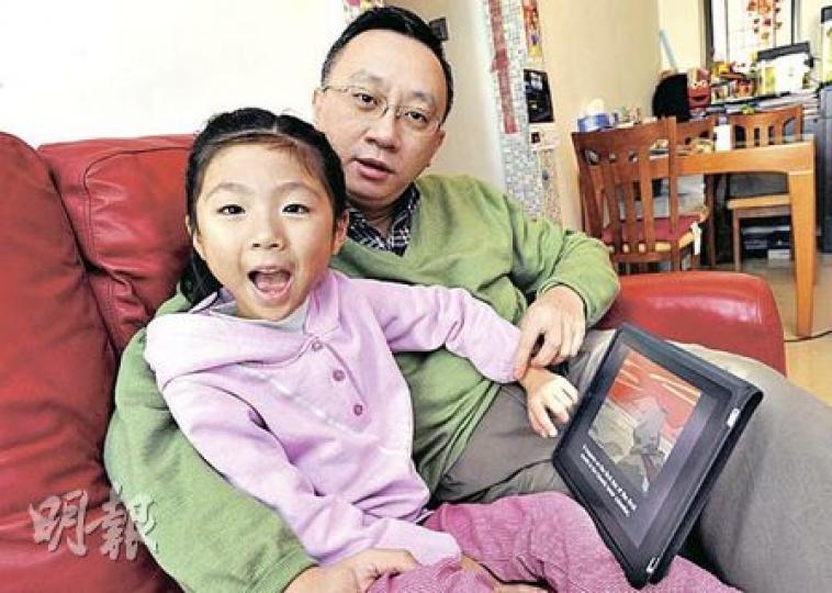 香港互動市務商會會長方保僑表示,每次都會陪同6歲女兒使用iPad,又會為iPad設置密碼,防止她自行使用iPad上網,錯誤接觸不良資訊。(尹錦恩攝) 香港互動市務商會會長方保僑表示,每次都會陪同6歲女兒使用iPad,又會為iPad設置密碼,防止她自行使用iPad上網,錯誤接觸不良資訊。(尹錦恩攝)