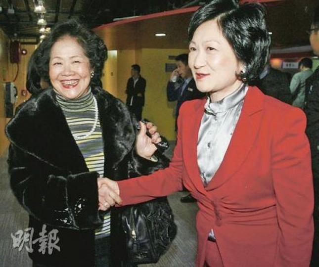 曾在2008年立法會補選鬥個你死我活的的葉劉淑儀(右)和陳方安生(左),昨於新民黨成立典禮中,互相握手問好。(林振東攝) 曾在2008年立法會補選鬥個你死我活的的葉劉淑儀(右)和陳方安生(左),昨於新民黨成立典禮中,互相握手問好。(林振東攝)