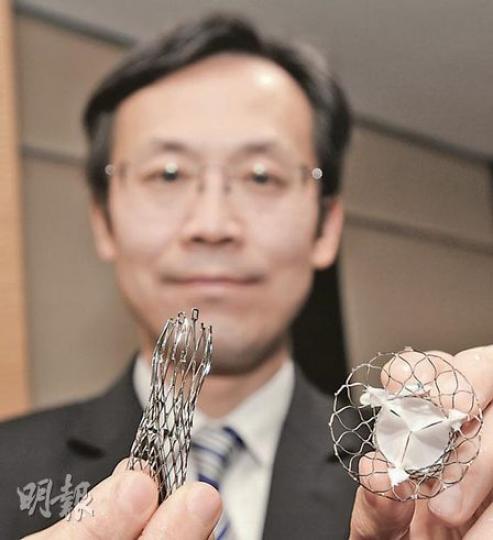TAVI手術毋須開胸,僅需於大腿、肩膀或胸肋骨等位置導入人工主動脈瓣,新心瓣可即時運作,微創切口僅為6毫米。(尹錦恩攝) TAVI手術毋須開胸,僅需於大腿、肩膀或胸肋骨等位置導入人工主動脈瓣,新心瓣可即時運作,微創切口僅為6毫米。(尹錦恩攝)
