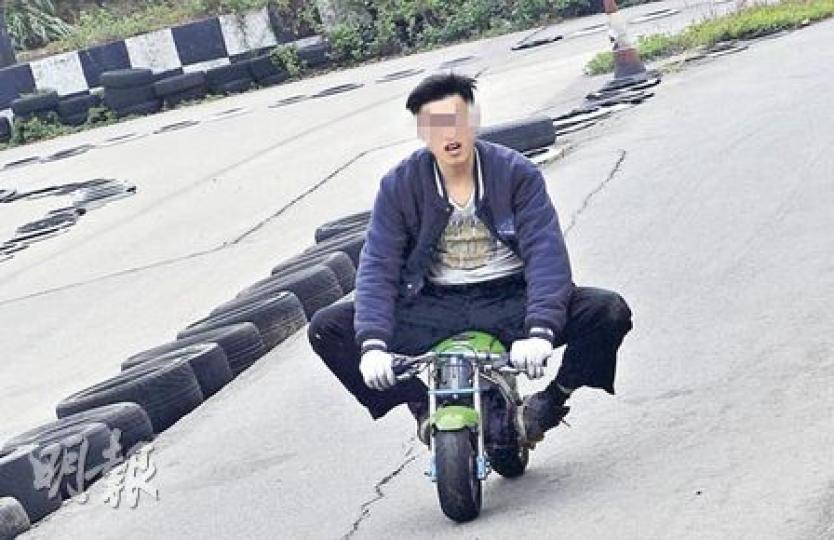 記者往天水圍一個迷你電單車賽車場觀察期間,目擊有車場職員試車時違反安全規定,未有戴頭盔。(余俊亮攝) 記者往天水圍一個迷你電單車賽車場觀察期間,目擊有車場職員試車時違反安全規定,未有戴頭盔。(余俊亮攝)