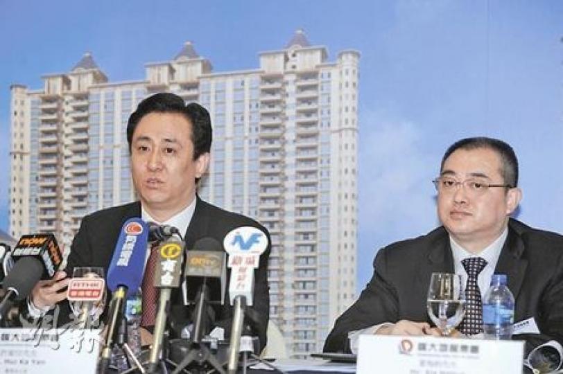 恒大打算再行以美元計價的人民幣債券,取代部分較高息的舊債。圖左為主席許家印,圖右為副主席夏海鈞。(尹錦恩攝) 恒大打算再行以美元計價的人民幣債券,取代部分較高息的舊債。圖左為主席許家印,圖右為副主席夏海鈞。(尹錦恩攝)