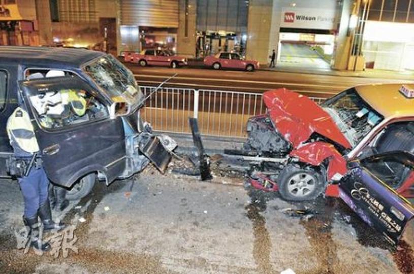意外中兩車迎頭猛撼,兩車頭損毁嚴重,反映撞擊一刻衝力甚大。(蔡方山攝) 意外中兩車迎頭猛撼,兩車頭損毁嚴重,反映撞擊一刻衝力甚大。(蔡方山攝)