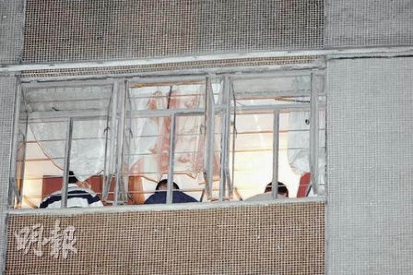 觀塘翠屏邨翠楠樓一對母女昨被揭發陳屍單位,懷疑燒炭身亡,警員至昨晚深夜仍在單位內調查(圖)。(衛永康攝) 觀塘翠屏邨翠楠樓一對母女昨被揭發陳屍單位,懷疑燒炭身亡,警員至昨晚深夜仍在單位內調查(圖)。(衛永康攝)