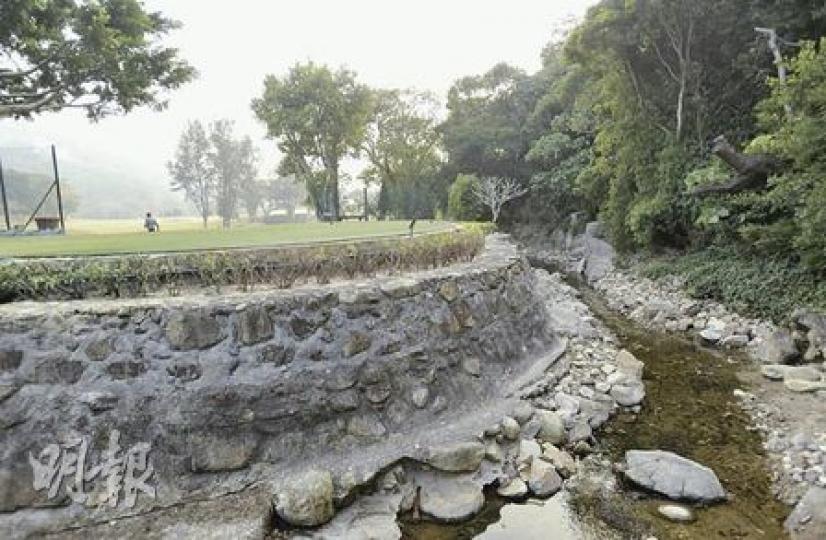 深水灣谷河流下游旁邊是香港高爾夫球會(左邊草地),食環署表示,定期在球會一帶的河溪滅蚊。(余俊亮攝)(明報製圖) 深水灣谷河流下游旁邊是香港高爾夫球會(左邊草地),食環署表示,定期在球會一帶的河溪滅蚊。(余俊亮攝)(明報製圖)