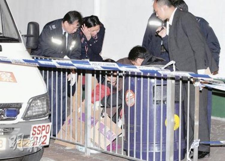 石硤尾一間小學門外垃圾桶旁邊,發現一個藏有未成形胚胎的膠袋,大批警員封鎖現場,追查胚胎來歷。(衛永康攝) 石硤尾一間小學門外垃圾桶旁邊,發現一個藏有未成形胚胎的膠袋,大批警員封鎖現場,追查胚胎來歷。(衛永康攝)