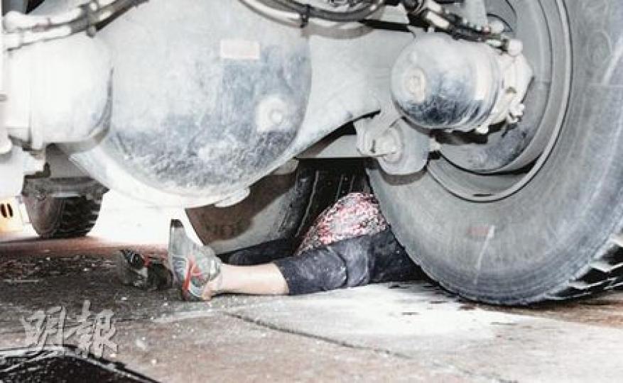 婦人在荔枝角長順街買午餐時遇上車禍,腰部被泥頭車輾過,一度困在車輪之間。(黃雄攝)在荔枝角長順街買午餐遇上車禍的婦人,腰部被泥頭車輾過,腸臟溢出,她被消防員救出時已昏迷,送院搶救後不治。(黃雄攝)肇事泥頭車司機被捕准保釋。(黃雄攝) 婦人在荔枝角長順街買午餐時遇上車禍,腰部被泥頭車輾過,一度困在車輪之間。(黃雄攝)在荔枝角長順街買午餐遇上車禍的婦人,腰部被泥頭車輾過,腸臟溢出,她被消防員救出時已昏迷,送院搶救後不治。(黃雄攝)肇事泥頭車司機被捕准保釋。(黃雄攝)