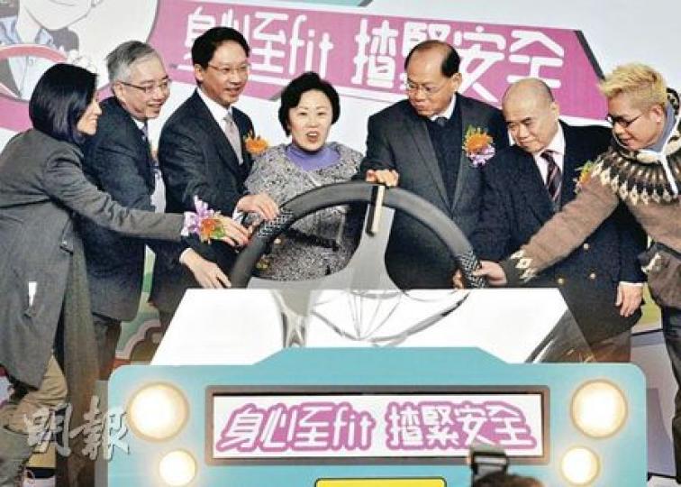 對於審議九巴和龍運巴士加價申請進度,運輸局長鄭汝樺(左三)昨於「安全駕駛起步日」後強調政府明白市民關注加價,一定會做好把關。據悉,交諮會向政府建議劃一讓兩巴加價少於3%。圖右三為新任警務處長曾偉雄。 (尹錦恩攝) 對於審議九巴和龍運巴士加價申請進度,運輸局長鄭汝樺(左三)昨於「安全駕駛起步日」後強調政府明白市民關注加價,一定會做好把關。據悉,交諮會向政府建議劃一讓兩巴加價少於3%。圖右三為新任警務處長曾偉雄。 (尹錦恩攝)
