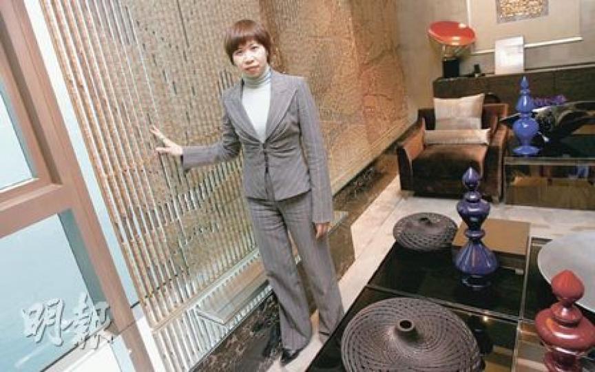 身處「傲翔灣畔」頂層2714方呎複式大戶內的黎漢群預計,本港豪宅樓價今年的升幅,將會跑贏中小型住宅。(林振東攝) 身處「傲翔灣畔」頂層2714方呎複式大戶內的黎漢群預計,本港豪宅樓價今年的升幅,將會跑贏中小型住宅。(林振東攝)