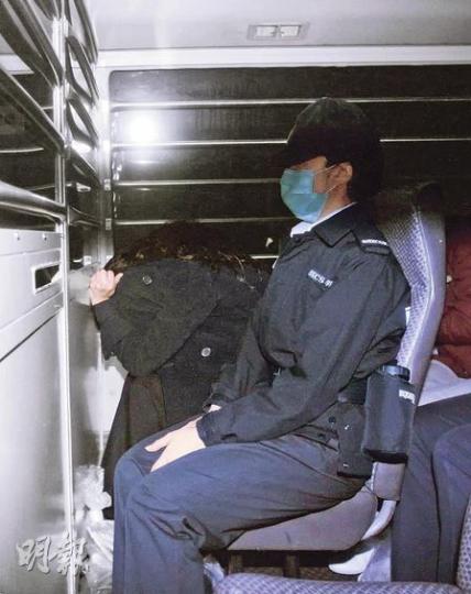 快將出獄的Amina(左),昨日由囚車押送到庭應訊,在車上依舊俯身掩面。雖然律政司要求上訴庭改判她即時監禁,但上訴庭最後只選擇延長其停牌期至3年,並指律政司未能呈交案例協助法庭判刑。(李紹昌攝) 快將出獄的Amina(左),昨日由囚車押送到庭應訊,在車上依舊俯身掩面。雖然律政司要求上訴庭改判她即時監禁,但上訴庭最後只選擇延長其停牌期至3年,並指律政司未能呈交案例協助法庭判刑。(李紹昌攝)