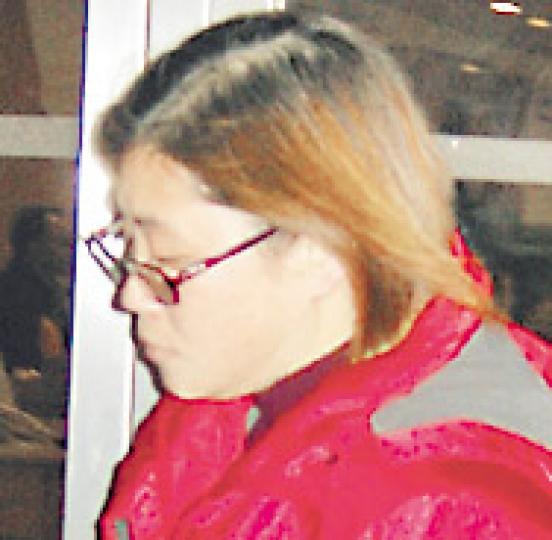 被告前妻戴鳳儀(45歲)昨在庭上透露,被告再婚生活不如意,死纏想要與她復合。(梁珮珊攝) 被告前妻戴鳳儀(45歲)昨在庭上透露,被告再婚生活不如意,死纏想要與她復合。(梁珮珊攝)