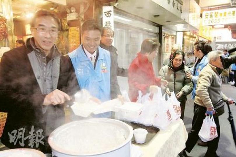 自由黨榮譽主席田北俊(左一)坦言自己不懂「切叉燒」,唯有替長者盛飯,但「勞動」了10分鐘後,便由職員代勞。(郭慶輝攝) 自由黨榮譽主席田北俊(左一)坦言自己不懂「切叉燒」,唯有替長者盛飯,但「勞動」了10分鐘後,便由職員代勞。(郭慶輝攝)